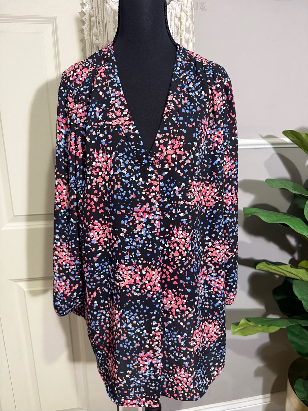 Jones New York Black Floral V-Neck Tunic with Pink & Blue Dots size large